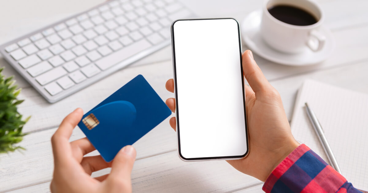 メルカリで高く売るコツ——スマートフォンで商品を撮影する様子